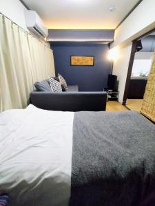 a hotel room with a bed and a couch at 板橋 RCアネックス Rc201 in Tokyo +19 photos