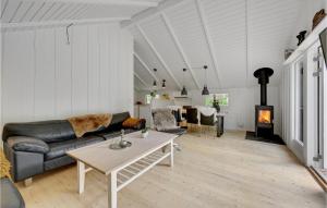 Posezení v ubytování Amazing Home In Oksbøl With Sauna