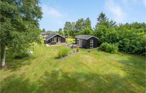 - une vue aérienne sur une maison dans une cour dans l'établissement Amazing Home In Oksbl With Sauna, à Oksbøl