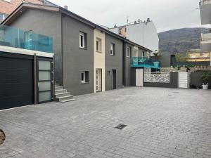 un estacionamiento vacío frente a una casa en Luxury Barco de Valdeorras, en Vegamolinos