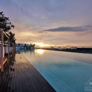 vistas a una masa de agua con muelle en reSTARY - Music, Sutera Avenue Infinity Pool - Imago Opposite - KK City- 2BR,8Pax 来沙旅 歌唱主题公寓 - 无边际日落海景泳池 - Imago商场对面 - KK市中心 - 2房8人 en Kota Kinabalu