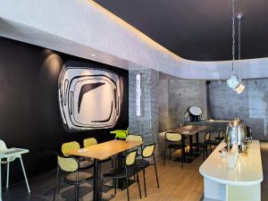 un restaurante con mesas y sillas en una habitación en Delight Inn, en Yanqing