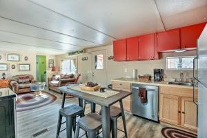 kuchnia z czerwonymi szafkami i stołem w pokoju w obiekcie Colorado Vacation Rental with Deck and Mtn Views w mieście Cripple Creek
