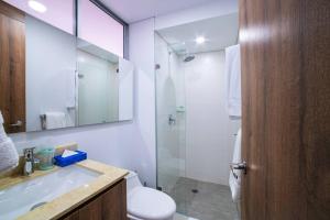 Un baño de H208 - Awesome 2-Bed / 2 Bath With Rooftop Pool