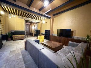 Il comprend un grand salon avec un canapé et une télévision. dans l'établissement Colmena Centro, à Mexico