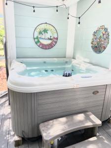 una bañera de hidromasaje en una casa en Beautiful Waterfront Home Less Than 7 mins to Beaches, en Englewood
