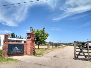 una señal en el lateral de un edificio al lado de una carretera en De Alma Tinta - Petit Chalet en San Rafael