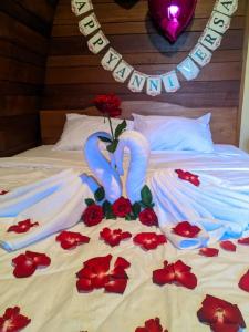 Una cama con rosas rojas con un corazón hecho de ellas. en Welirang Forest Pacet en Mojokerto