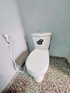 baño con aseo blanco en una habitación en Welirang Forest Pacet en Mojokerto