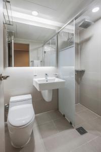y baño con aseo, lavabo y ducha. en Kumho Tongyeong Marina Resort en Tongyeong