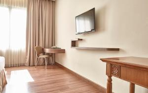 TV a/nebo společenská místnost v ubytování Grand Cikarang Hotel