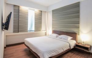 Postel nebo postele na pokoji v ubytování Grand Cikarang Hotel