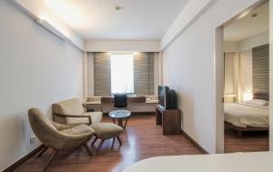 TV a/nebo společenská místnost v ubytování Grand Cikarang Hotel