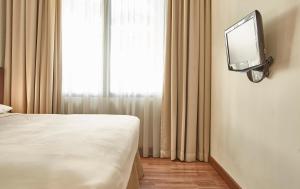 Postel nebo postele na pokoji v ubytování Grand Cikarang Hotel