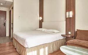 Postel nebo postele na pokoji v ubytování Grand Cikarang Hotel