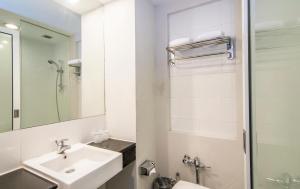 Koupelna v ubytování Grand Cikarang Hotel