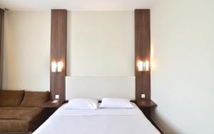 Postel nebo postele na pokoji v ubytování Grand Cikarang Hotel