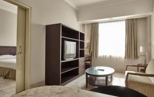 Postel nebo postele na pokoji v ubytování Grand Cikarang Hotel