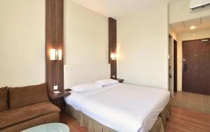 Postel nebo postele na pokoji v ubytování Grand Cikarang Hotel + 24 fotografií