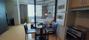 ห้องอาหารหรือที่รับประทานอาหารของ Cozy Studio Suites in Avant at the Fort