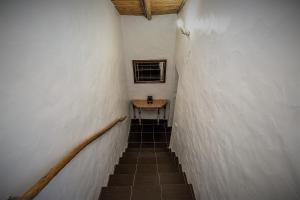 eine Treppe mit einem Tisch und einem Waschbecken in einem Gebäude in der Unterkunft Casa Do Forno - Quinta Amoreira in Faro