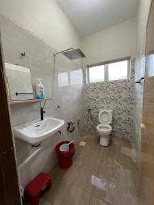 y baño con lavabo y aseo. en Joe’s Homestay Raub Phg en Raub