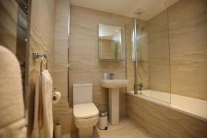 La salle de bains est pourvue de toilettes, d'un lavabo et d'une douche. dans l'établissement Dalry House Residence, à Édimbourg
