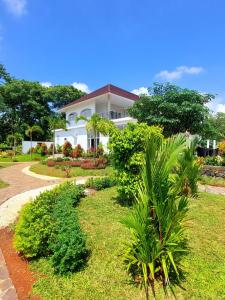 una casa blanca con plantas delante en Garden House Jepara, en Jepara