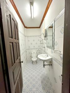 La salle de bains est pourvue de toilettes et d'un lavabo. dans l'établissement Chaliya Boutique Garden, à Luang Prabang