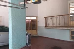 una habitación con un coche estacionado junto a un edificio en Amplia y cómoda casa, para 2 a 8 personas a unos pasos de la plaza, en Ocotlán