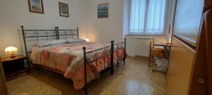 um quarto com uma cama, uma secretária e uma janela em Cisanello Room Rent em Pisa