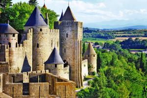 um castelo no meio de uma floresta em City'IN Appart em Carcassonne