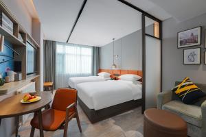 Postel nebo postele na pokoji v ubytování Home2 Suites By Hilton Wuhan Hankou Railway Station + 37 fotografií