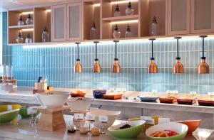 Makanan di atau di tempat lain dekat hotel