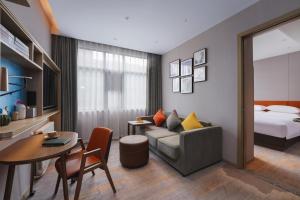 Tempat tidur dalam kamar di Home2 Suites By Hilton Wuhan Hankou Railway Station