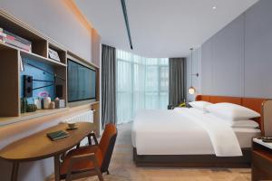 Tempat tidur dalam kamar di Home2 Suites By Hilton Wuhan Hankou Railway Station