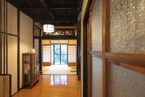 einen offenen Flur mit einem Flur, der in ein Zimmer führt in der Unterkunft Kyomachi Yumeji in Kyoto