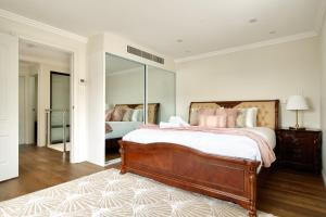 a bedroom with a large bed and a mirror at Retreat on Darling - Harbour Views 3 Bed in Sydney