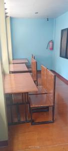 un gruppo di tavoli e sedie in una stanza di Ashok Homestay a El Nido