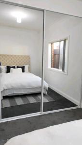 Säng eller sängar i ett rum på Stylish Spacious Auburn Bedroom Near ANZ Stadium Olympic Park DFO