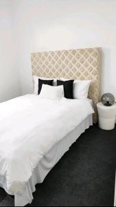 Säng eller sängar i ett rum på Stylish Spacious Auburn Bedroom Near ANZ Stadium Olympic Park DFO