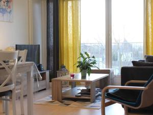 een woonkamer met een salontafel en een bank bij Appartement La Rochelle, 3 pièces, 4 personnes - FR-1-246-479 in La Rochelle