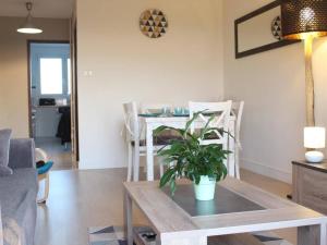 een woonkamer met een tafel met een plant erop bij Appartement La Rochelle, 3 pièces, 4 personnes - FR-1-246-479 in La Rochelle