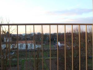 een hek met uitzicht op een tuin bij Appartement La Rochelle, 3 pièces, 4 personnes - FR-1-246-479 in La Rochelle