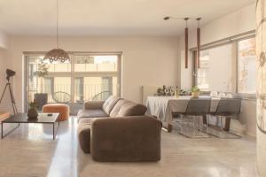 Luxury Apt with Parking-Living Stone Silver في أثينا: غرفة معيشة مع أريكة وطاولة