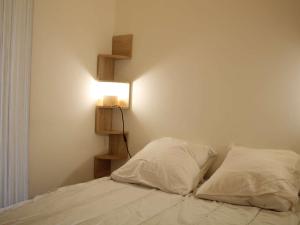 Appartement La Rochelle, 1 pièce, 4 personnes - FR-1-246-551 tesisinde bir odada yatak veya yataklar