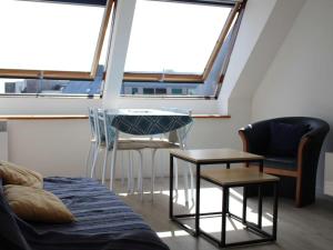 Habitación con mesa, sillas y ventana en Appartement La Rochelle, 1 pièce, 4 personnes - FR-1-246-551, en La Rochelle