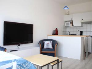 Appartement La Rochelle, 1 pièce, 4 personnes - FR-1-246-551 tesisinde bir televizyon ve/veya eğlence merkezi