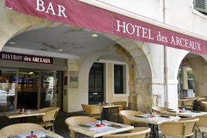 Afbeelding uit fotogalerij van Hôtel Des Arceaux in Saint-Sever