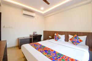 מיטה או מיטות בחדר ב-FabHotel Kzar Select